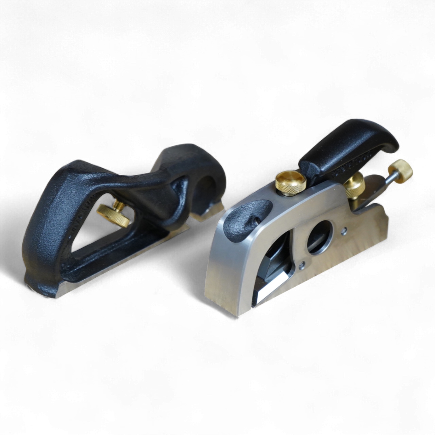 Two boxed Veritas planes; a chisel plane (05P2101), together with a bullnose shoulder plane (05P42.01)